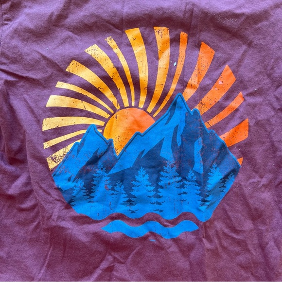 NWOT Boy’s t-shirt with sunrise - Picture 2 of 4